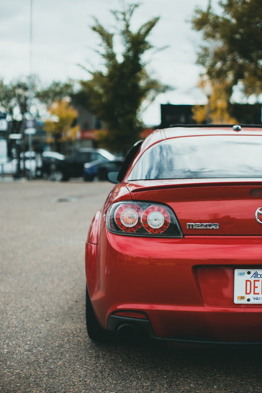 červený vůz značky Mazda
