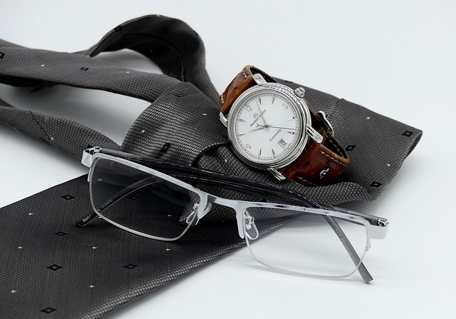 hodinky, kravata a brýle na čtení