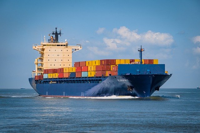 loď přepravující zboží v kontejnerech